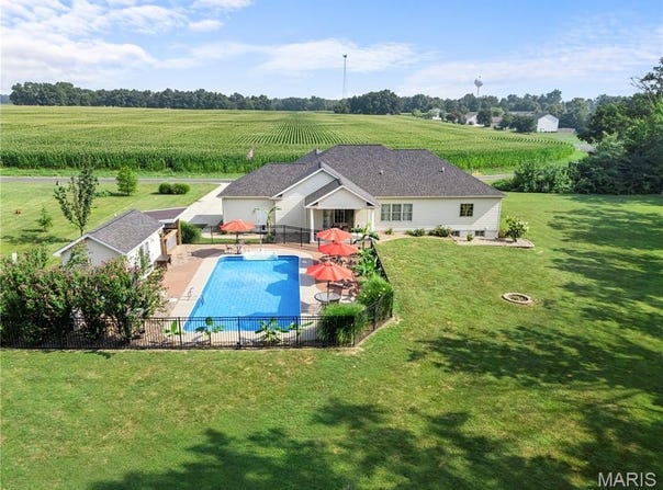 5616 Sand Rock Road, Smithton, IL 62285