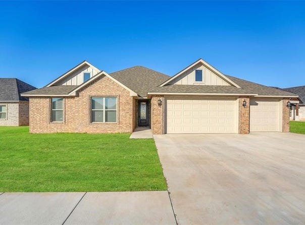 2121 Longhorn Trail, Altus, OK 73521