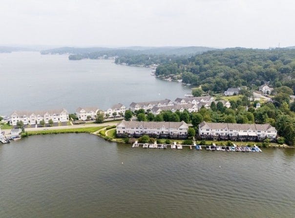 28 Lakeshore Dr, Mount Arlington Boro, NJ 07856-1429