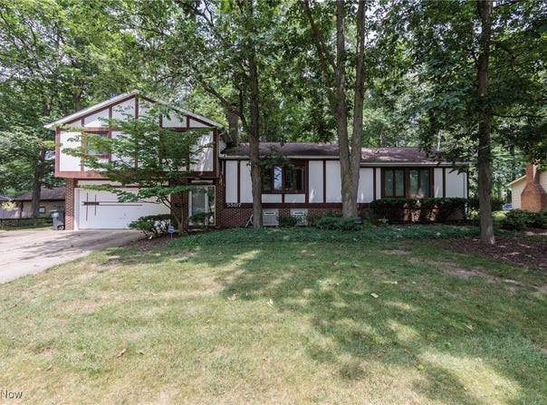 5507 Meadow Wood Boulevard, Lyndhurst, OH 44124