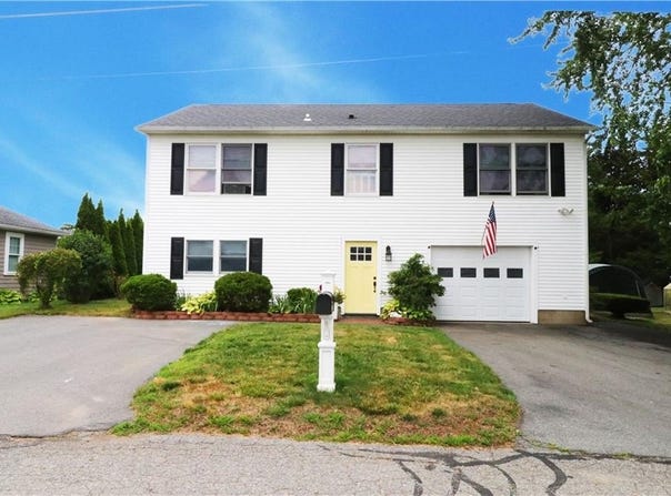 17 Metacomet Street, Portsmouth, RI 02871