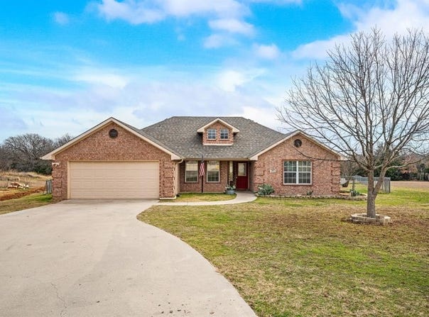 207 Deer Creek Drive, Alvord, TX 76225