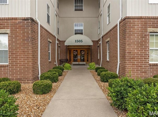 1505 S Old Highway 94, St Charles, MO 63303