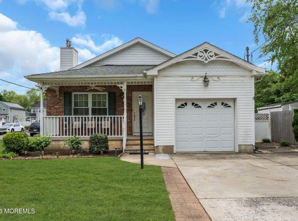 16 Avenue A, Helmetta, NJ 08828