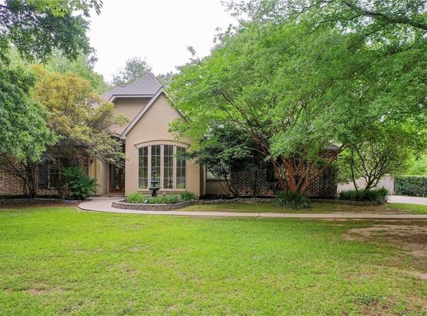 216 SECLUDED  OAKS Lane, Madisonville, LA 70447