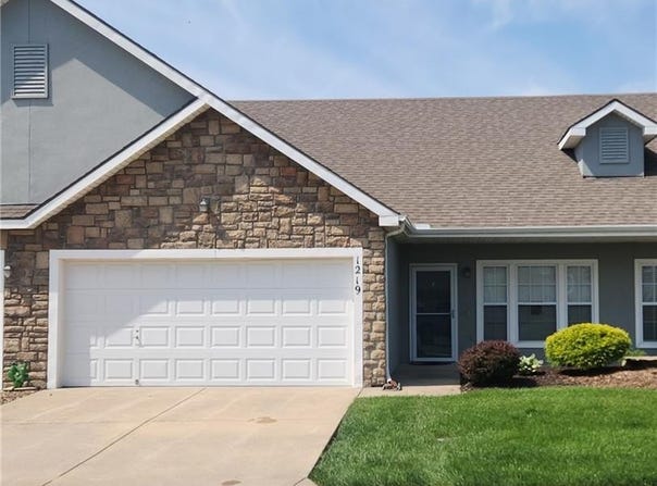 1219 S 3rd St East Street, Louisburg, KS 66053