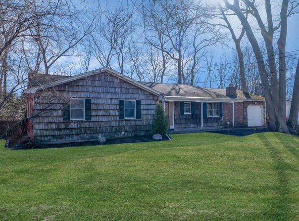81 Mahogany Road, Rocky Point, NY 11778