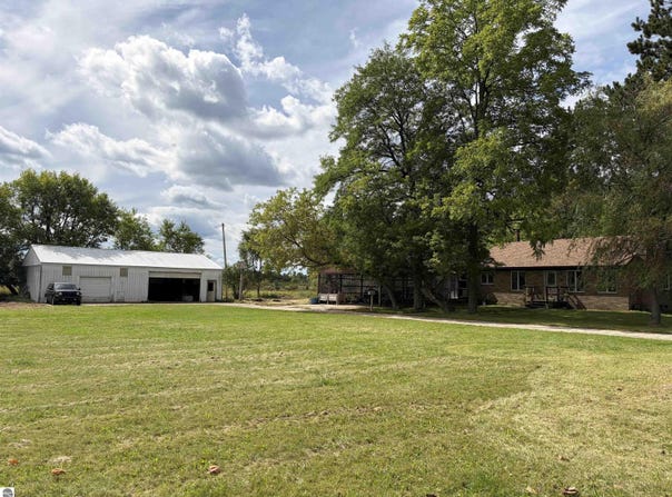 2413 W Kelly Road, Lake City, MI 49651