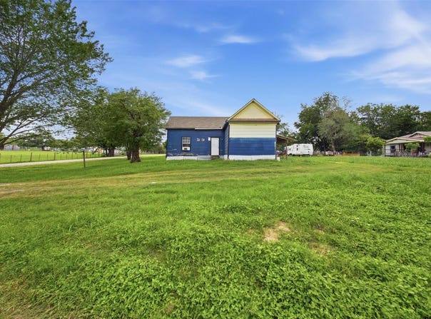 148 Brenham St, McDade, TX 78650