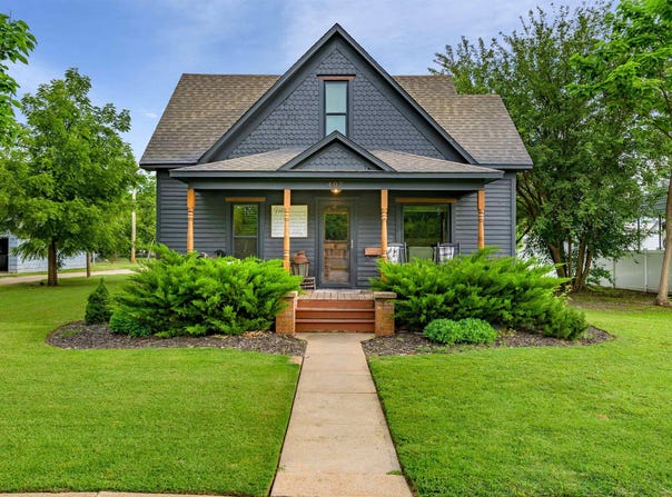 407 E Main St, Sterling, KS 67579-2140