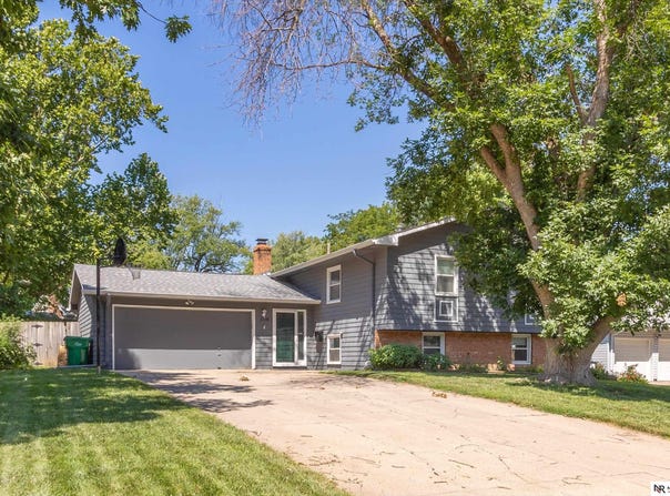 1118 S Grandview Avenue, Papillion, NE 68046