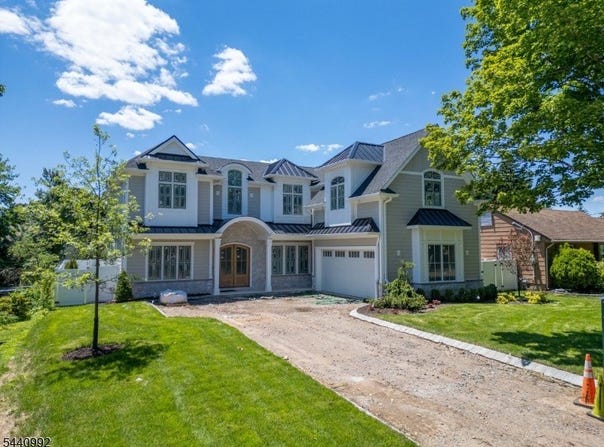 92 Oliver Rd, Paramus Boro, NJ 07652-3729