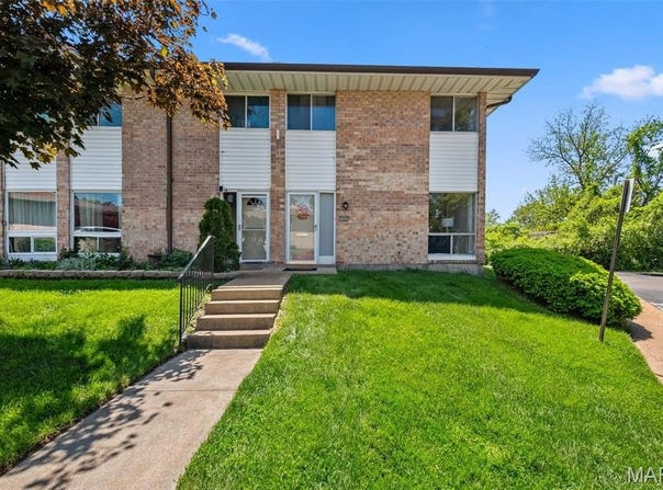 10026 Sakura Drive, St Louis, MO 63128