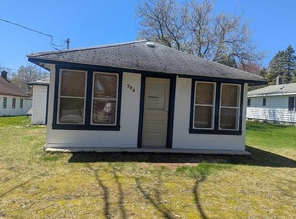 796 Old County Farm Street, Harrison, MI 48625