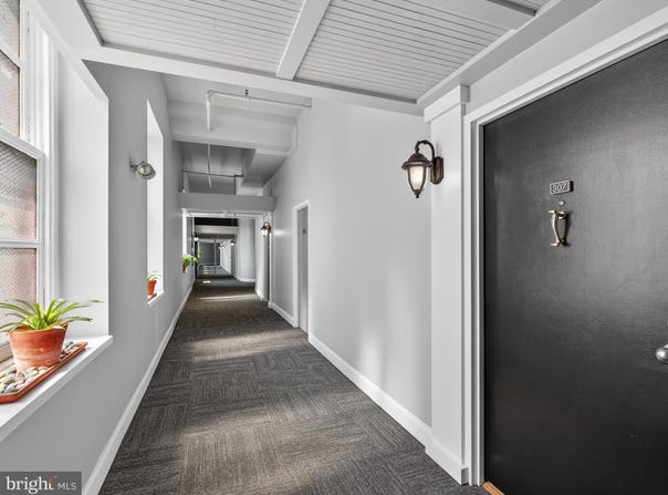 10 N MARKET STREET, LANCASTER, PA 17603