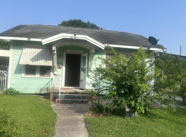 3924 7th St, Port Arthur, TX 77642