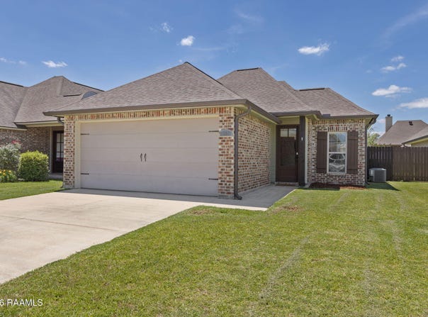 105 Canton Court, Youngsville, LA 70592