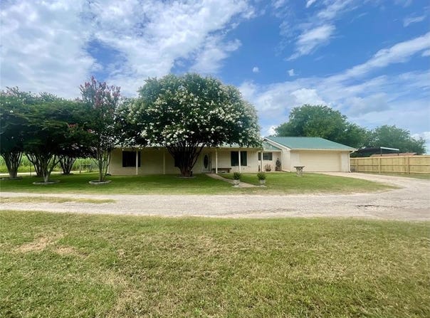 612 N 1st Street W, Mount Calm, TX 76673