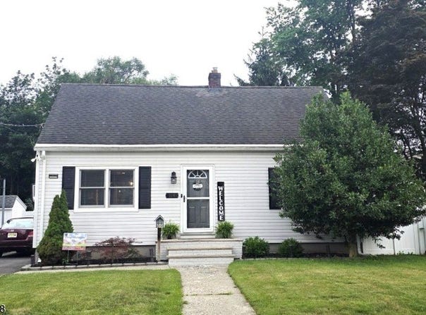 114 Riverview Rd, Pompton Lakes Boro, NJ 07442-1424