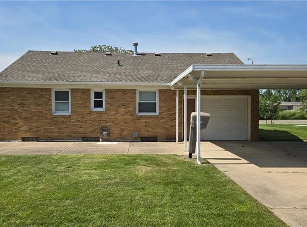 806 Oakland Place NE, Austin, MN 55912