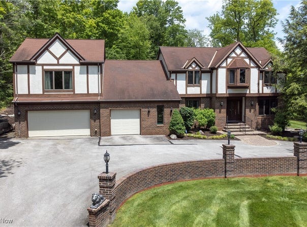 77 Carr Road, Hinckley, OH 44233