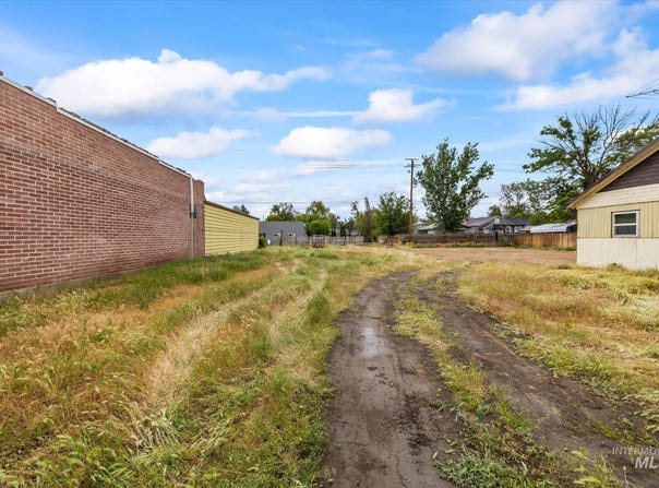 7 E Owyhee Ave, Homedale, ID 83628