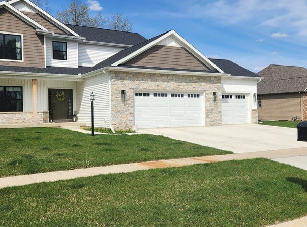 2102 Slade Lane E, Mahomet, IL 61853