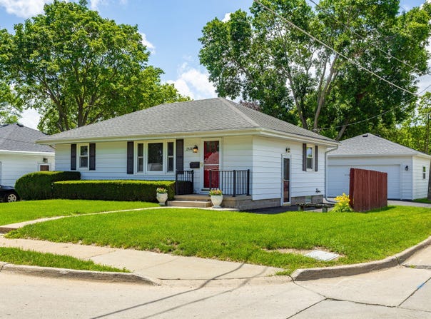 2536 E 41st Court, Des Moines, IA 50317