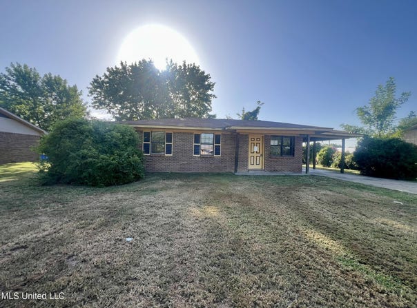 1717 W Juanita Circle, Cleveland, MS 38732