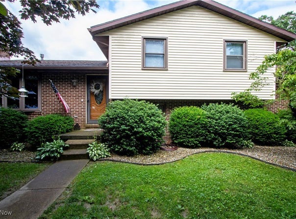 124 7th Avenue NW, Beach City, OH 44608