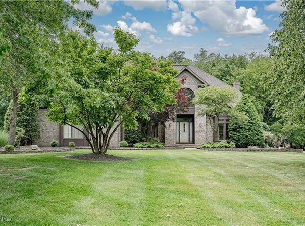 2950 Lamplight Lane, Willoughby Hills, OH 44094