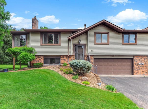 556 Donegal Circle, Shoreview, MN 55126
