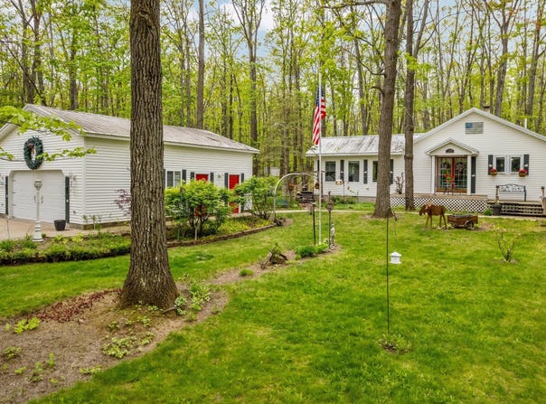 7106 Douglas Lake Road, Johannesburg, MI 49751