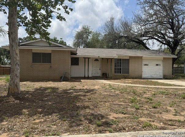 1007 Harvey, Pleasanton, TX 78064