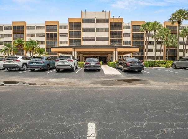 9735 NW 52nd St, Doral, FL 33178