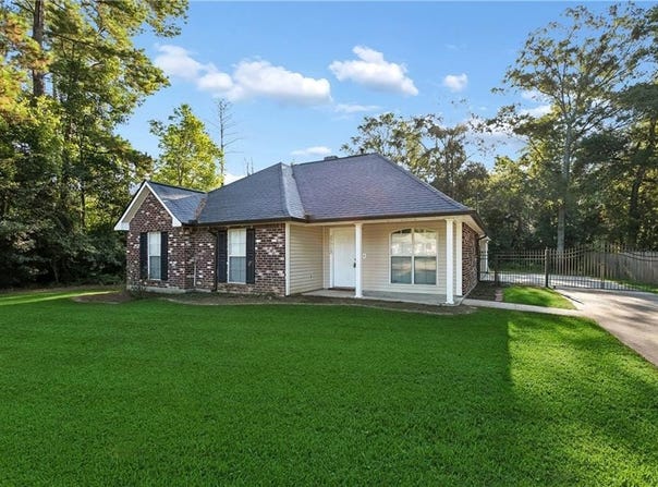 27712 COUNTRY Drive, Walker, LA 70785