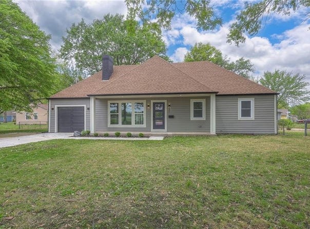 821 S Ridgeview Road, Olathe, KS 66061