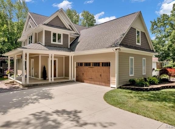 240 Red Oak Lane, Rochester Hills, MI 48307