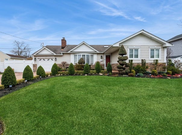14 Waterview Avenue, Massapequa, NY 11758