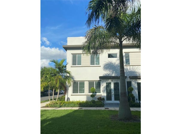 6683 NW 103rd Pkwy, Doral, FL 33178