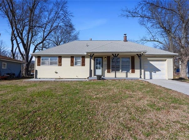 902 SW Lea Drive, Lee's Summit, MO 64081