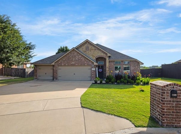 7252 Lake Country Drive, Fort Worth, TX 76179