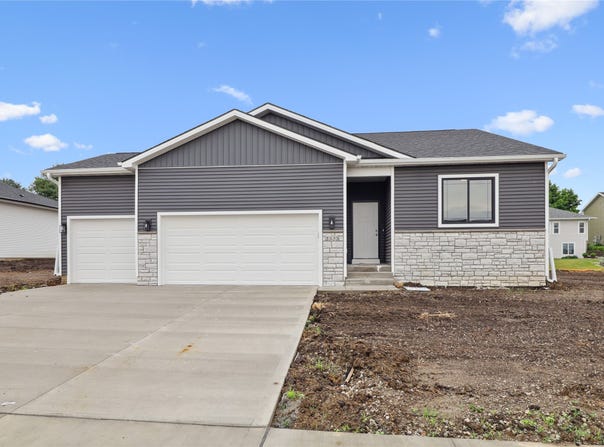 2323 N 8th Avenue E, Newton, IA 50208