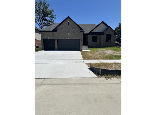 50402 Oakbrooke Drive, New Baltimore, MI 48047