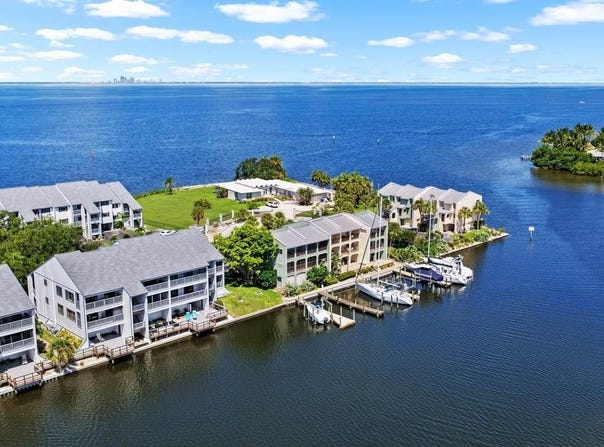 819 BAHIA DEL SOL Drive, RUSKIN, FL 33570