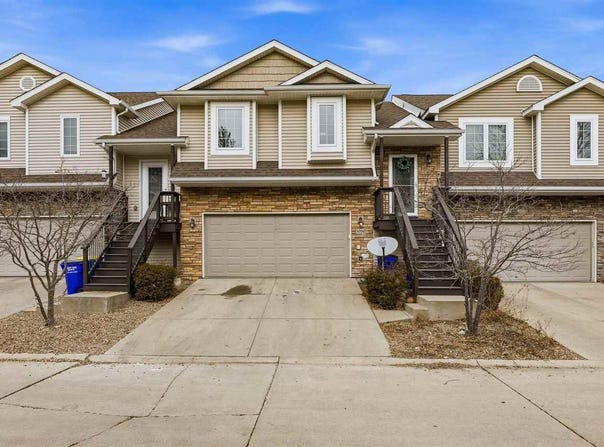 1050 Twilight Dr, NorthLiberty, IA 52317