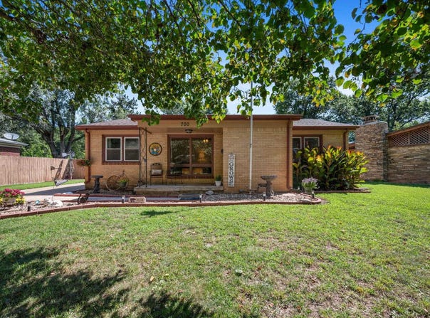 700 Anita Dr, Haysville, KS 67060