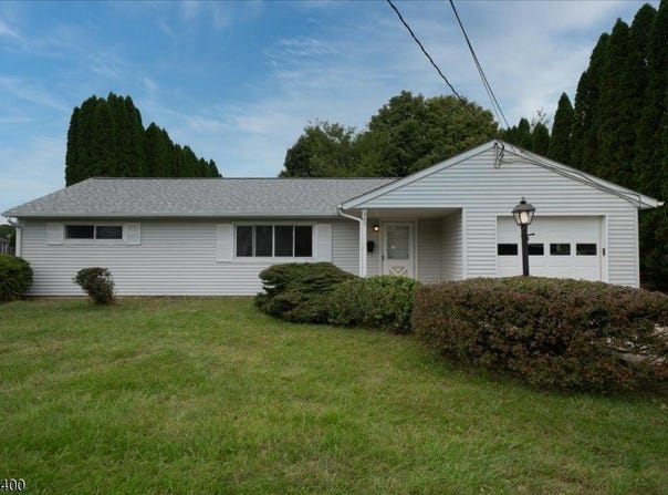 303 Carol Dr, Hackettstown Town, NJ 07840-1820