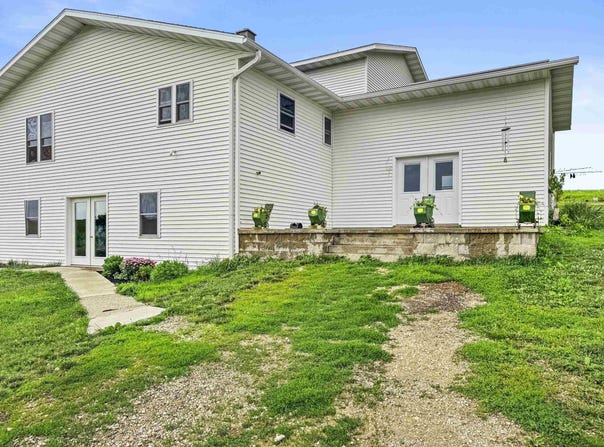 1128 Makee Dr, Waukon, IA 52172