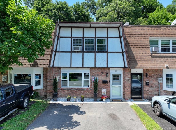 10 Roundtree Court, Beacon, NY 12508